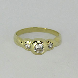 Z70-052 Zlatý prsten se zirkony